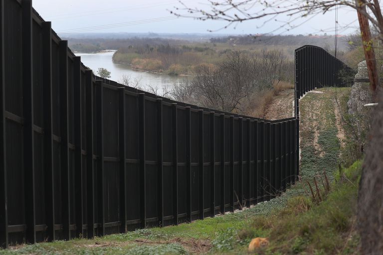 Rio Grande附近看到边界围栏，标志着2019年2月09日在德克萨斯州鹰通行证的墨西哥和美国之间的界限“class=