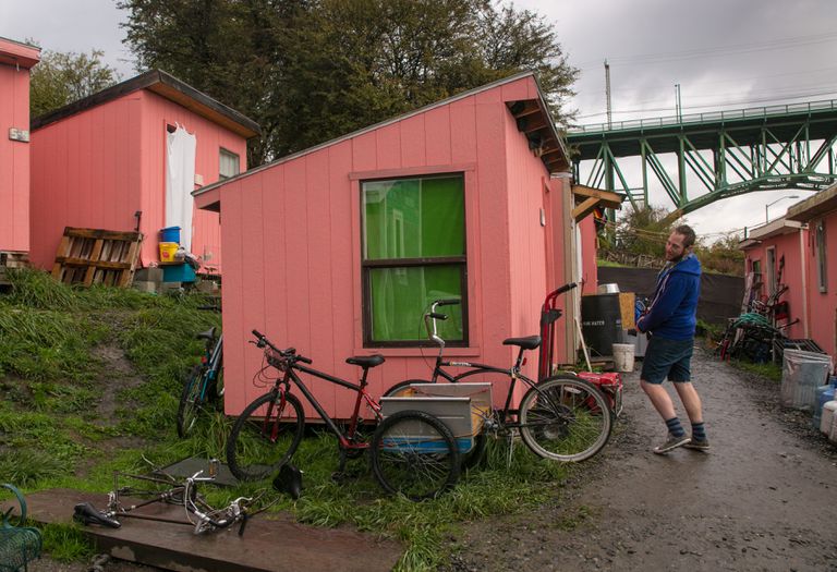 男子在粉红色的小屋华盛顿前卸粉色