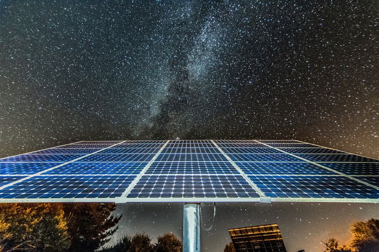 太阳能电池板在夜空下