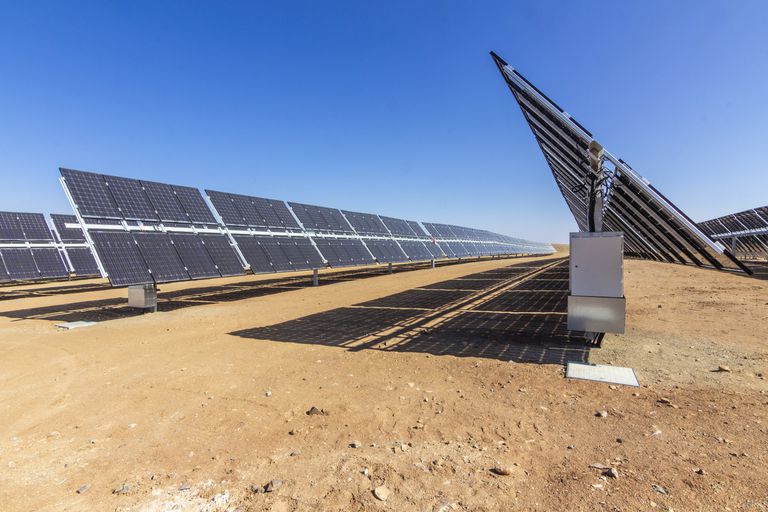智利阿塔卡马沙漠中的双面太阳能电池板“class=