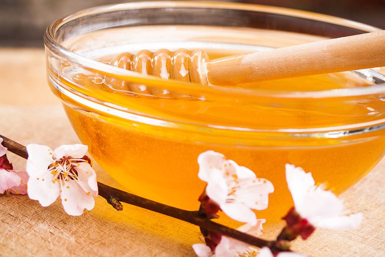 杏花和蜂蜜在玻璃碗