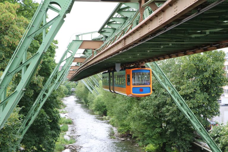 垂悬在水道的火车垂悬在Wuppertal，德国