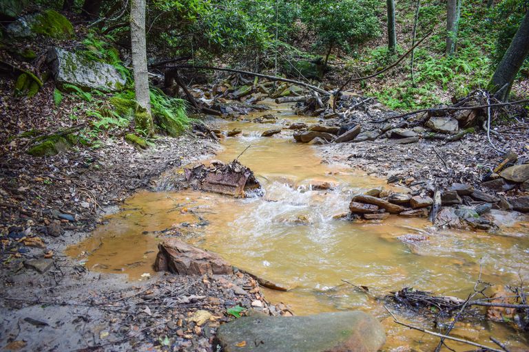 流经宾夕法尼亚州的阿巴拉契亚山脉的溪流受到煤炭开采污染的影响。