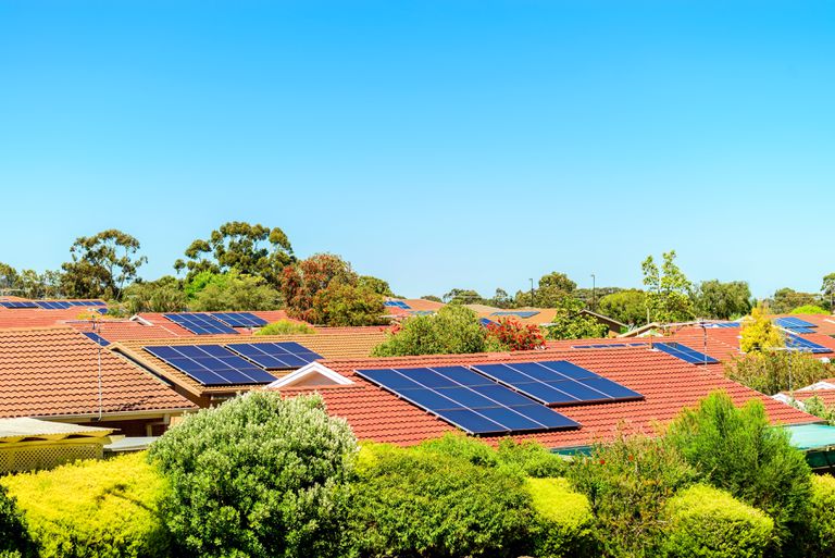 南澳大利亚州屋顶上的太阳能电池板