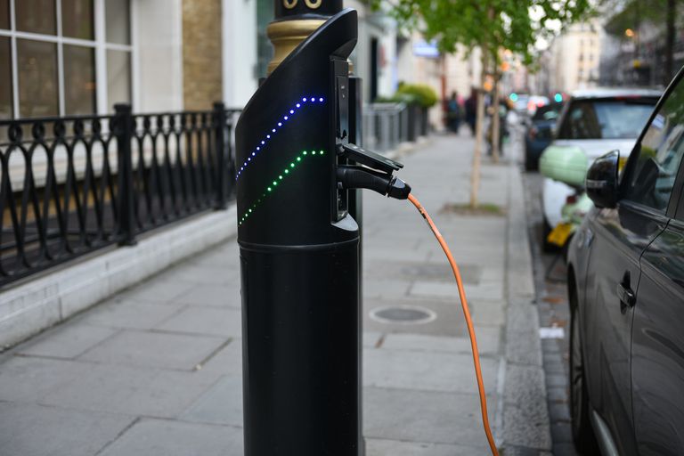 电动汽车充电点，伦敦，英国“class=