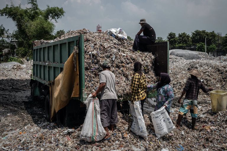 印度尼西亚的塑料回收工人