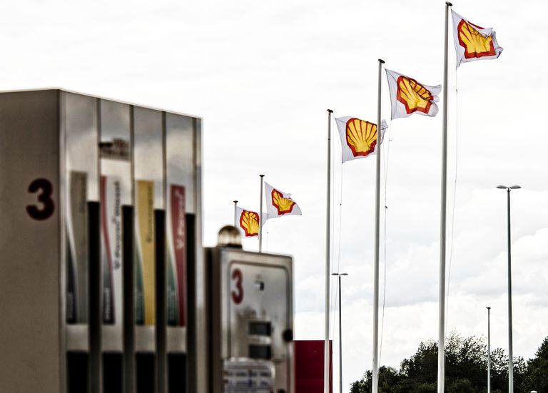 地狱横幅在高速公路A3的公司的加油站的微风中扑颤，在Herve，比利时，2014年8月18日。“class=
