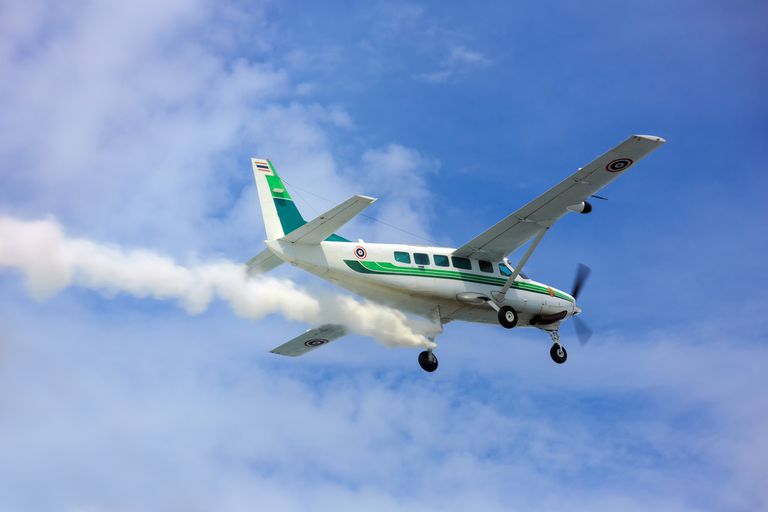 洒化学分的涡轮螺旋桨飞机的特写镜头在蓝天的云彩。＂class=