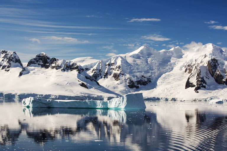 分隔帕尔默群岛和安弗斯岛附近南极半岛的杰拉什海峡。南极半岛是行星的最快变暖区域之一。“class=